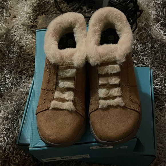 Bzees Shoes - NIB Bzees Golden Ankle Bootie 8 Slip On Faux Fur Lightweight Comfort